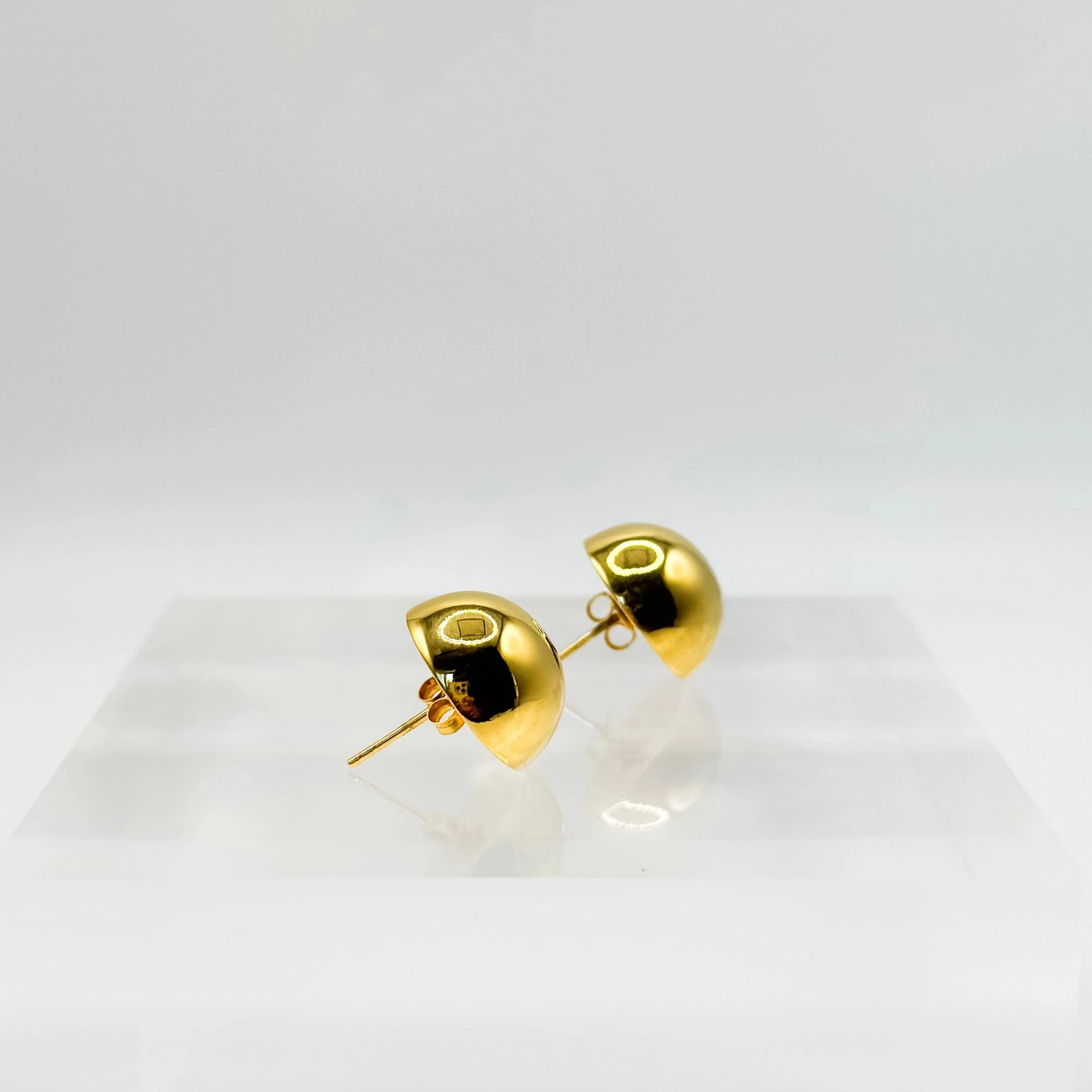 Elegante runde Ohrstecker „Aera“ in Gold – zeitloses Design für einen edlen Look.