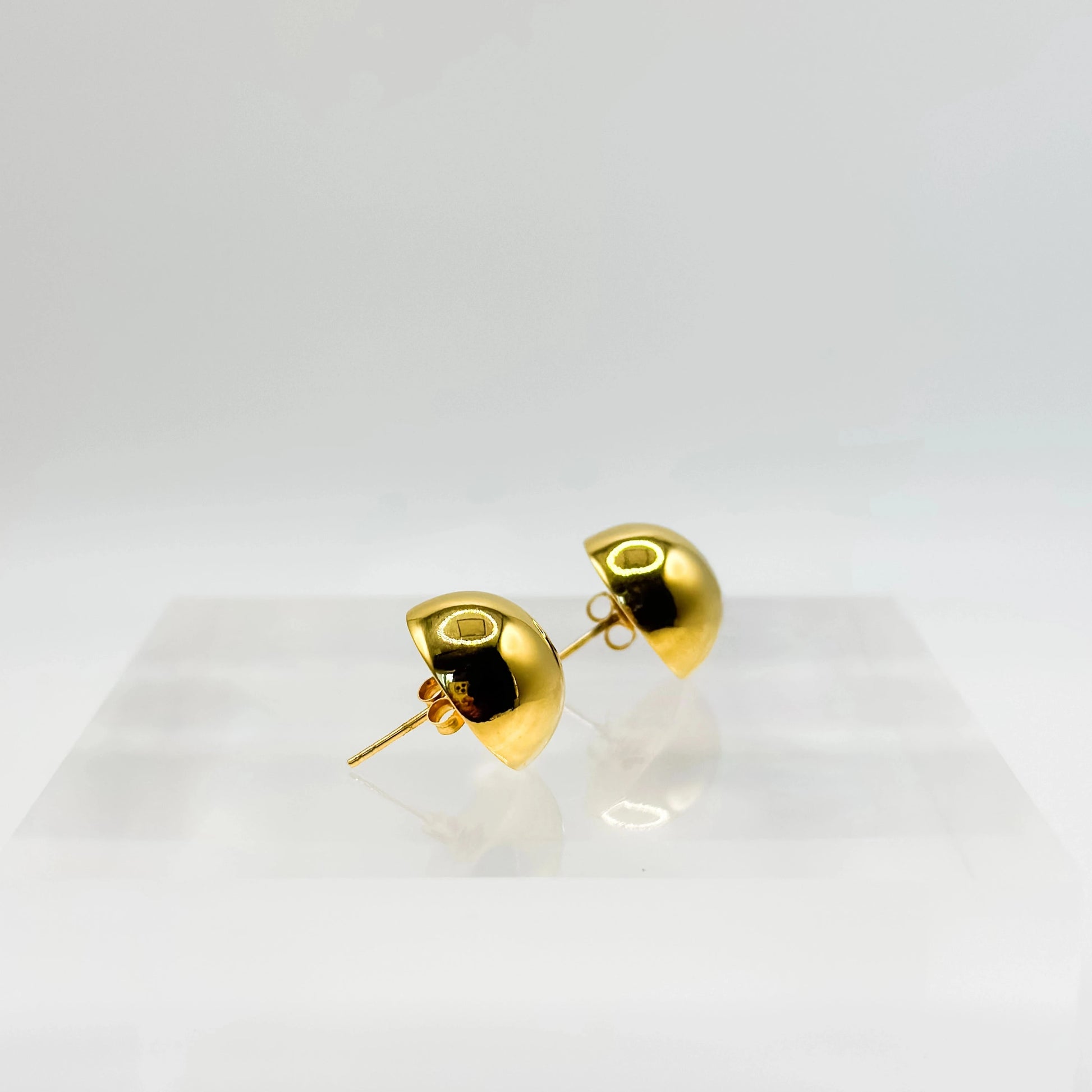 Elegante runde Ohrstecker „Aera“ in Gold – zeitloses Design für einen edlen Look.