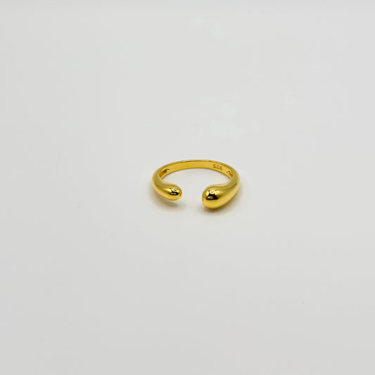 Goldener Ring, verführerisch und elegant. Ideal für ein Date oder zum ausgehen mit Freunden.