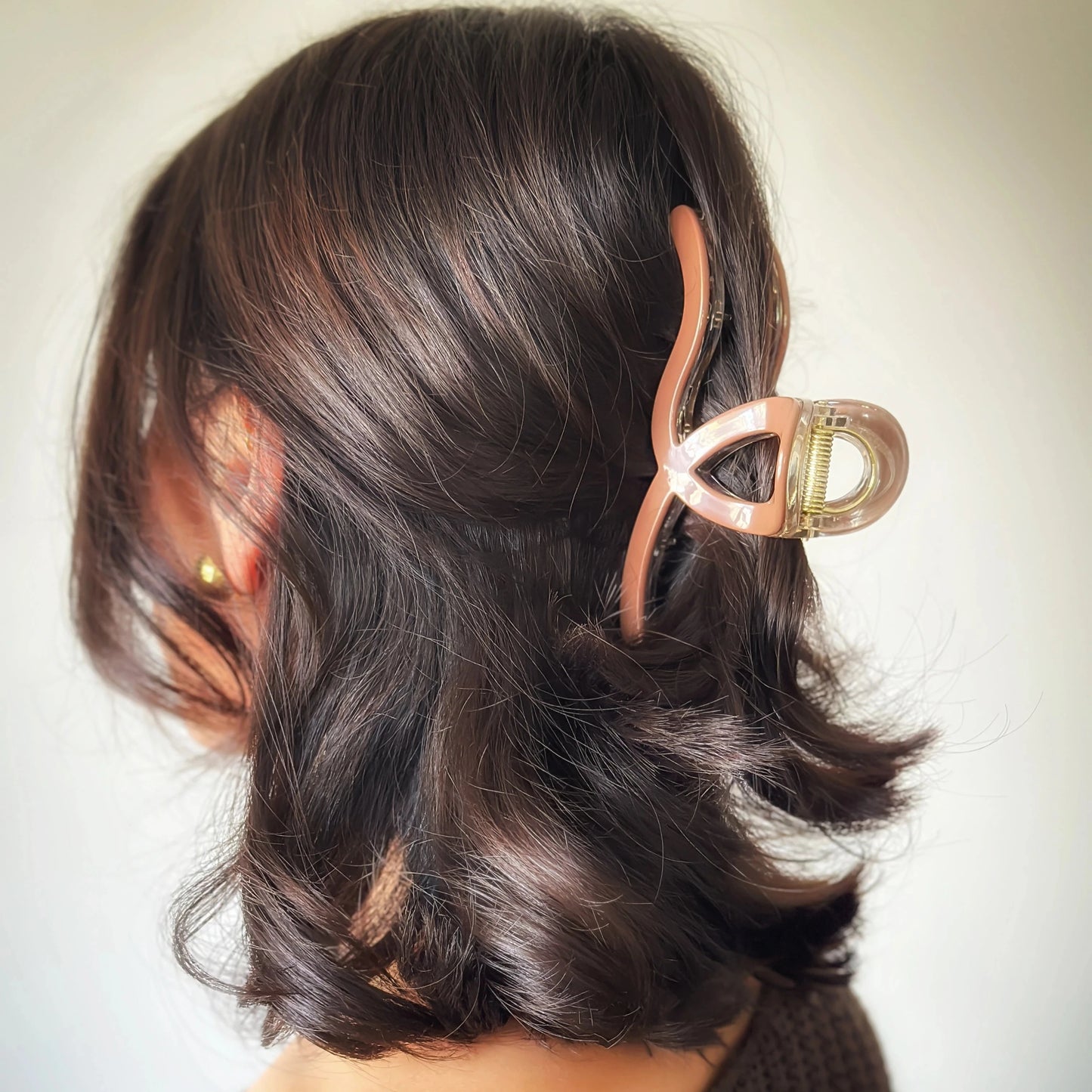 Brauner Loop-Haarclip für elegantes und modernes Haarstyling.