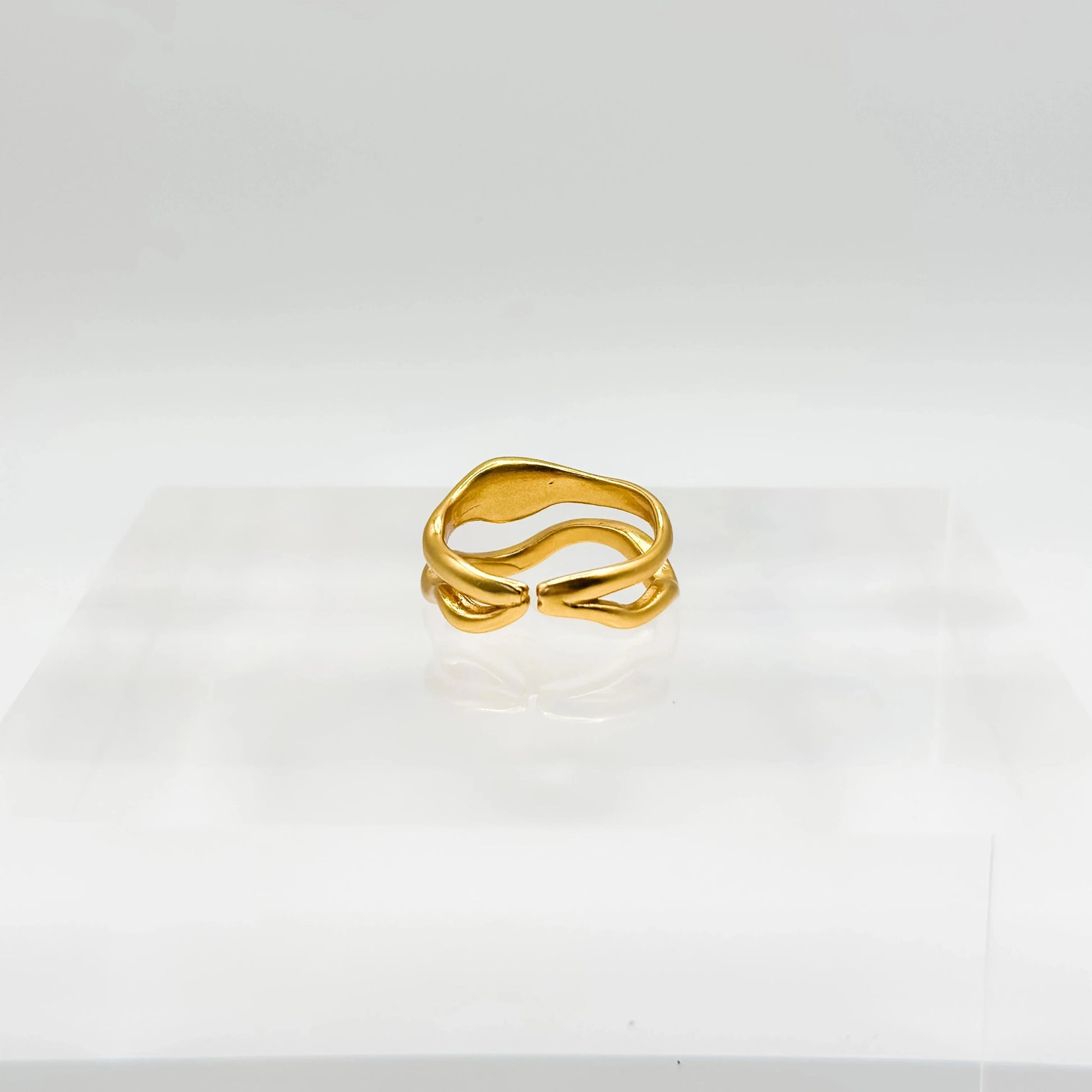 Der matte Nami Ring mit geschwungenem Design in universeller Größe verleiht jedem Outfit einen Hauch von Raffinesse und Eleganz