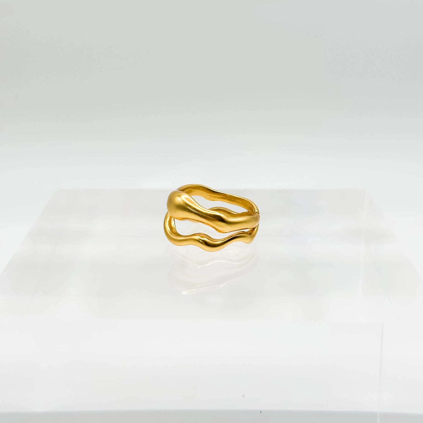 Der matte Nami Ring mit geschwungenem Design in universeller Größe verleiht jedem Outfit einen Hauch von Raffinesse und Eleganz