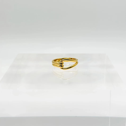 Der elegante Sena Ring im Doppel-Knoten-Stil symbolisiert Stärke und Verbundenheit. Ein zeitloses Accessoire, das deinem Look das gewisse Etwas verleiht