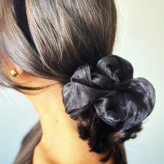 Shiny Scrunchie im Organza-Look in Schwarz und Weiß, stilvolles Haaraccessoire für elegante Frisuren.